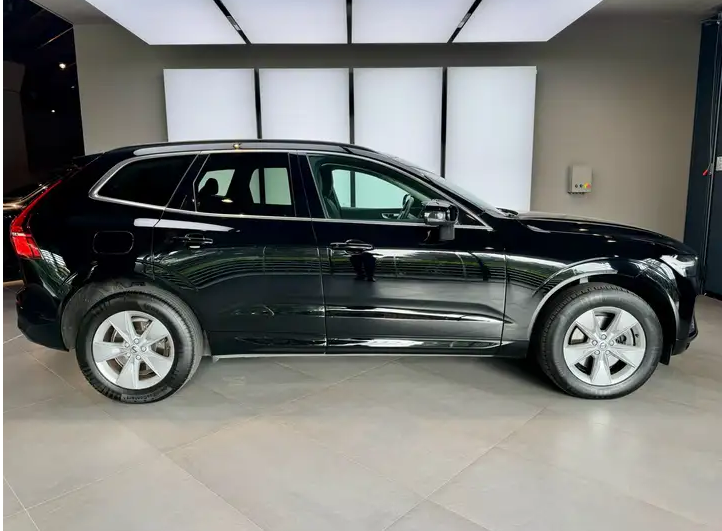 Left hand drive VOLVO XC 60 2.0 B4 Essential MHEV 197 CV